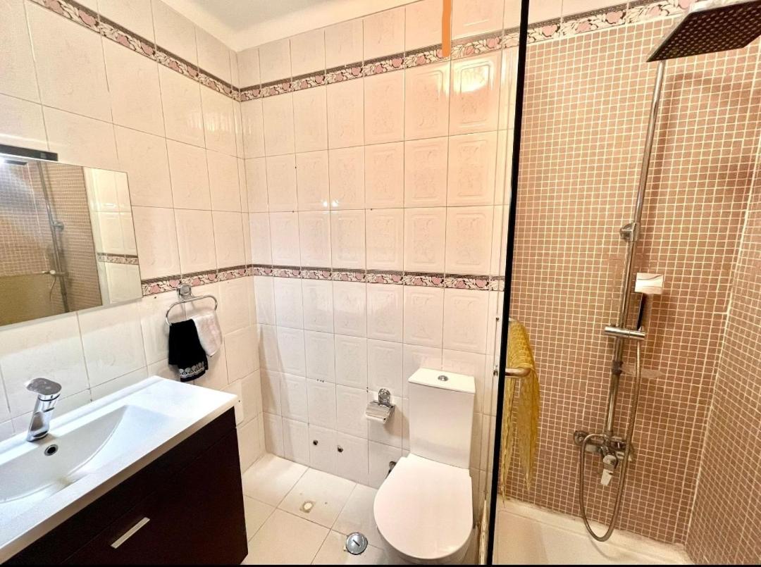 Quarto Boa Localizacao Com Cozinha E Casa De Banho Apartment คาปาริกา ภายนอก รูปภาพ