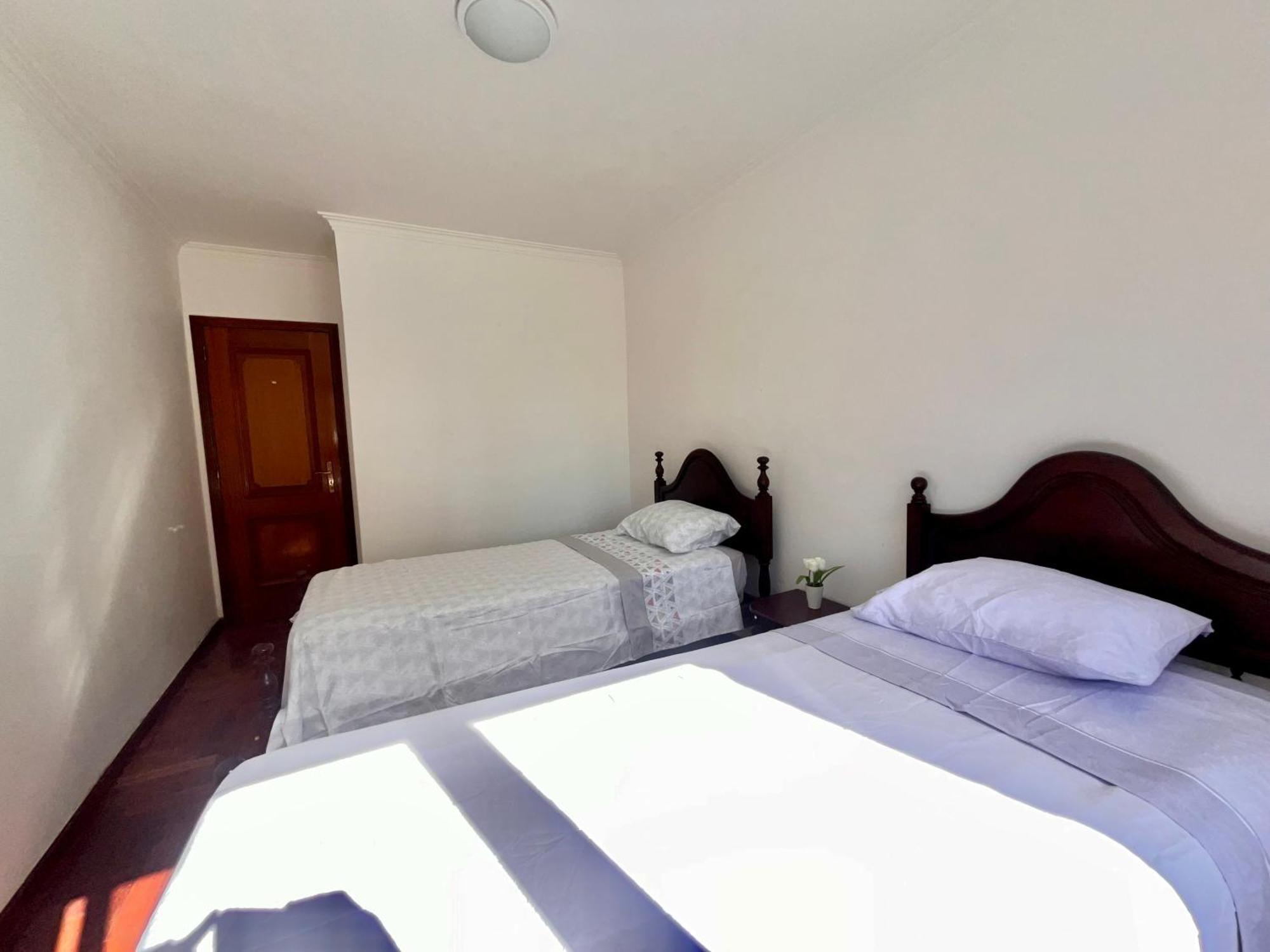 Quarto Boa Localizacao Com Cozinha E Casa De Banho Apartment คาปาริกา ภายนอก รูปภาพ
