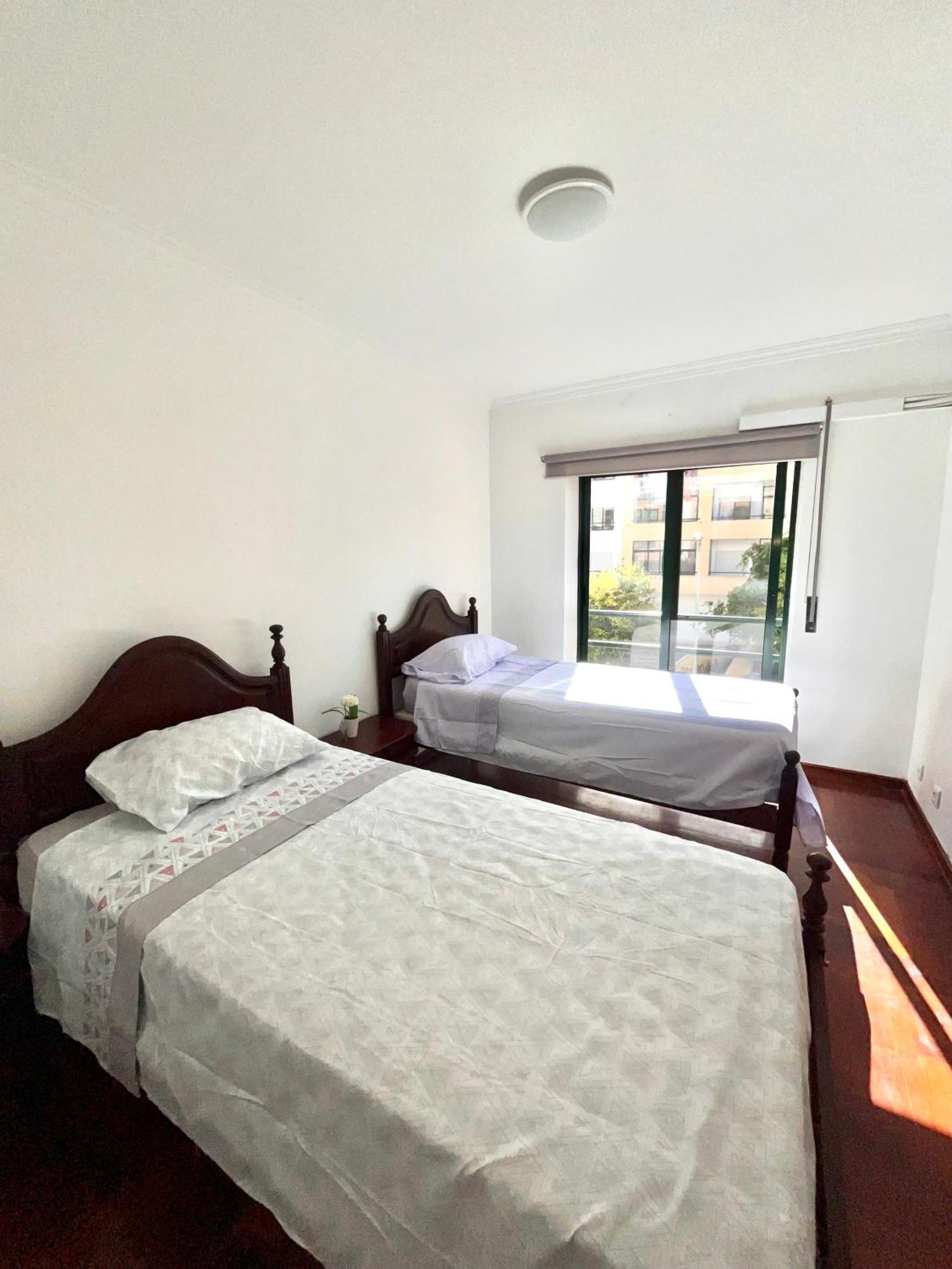 Quarto Boa Localizacao Com Cozinha E Casa De Banho Apartment คาปาริกา ภายนอก รูปภาพ