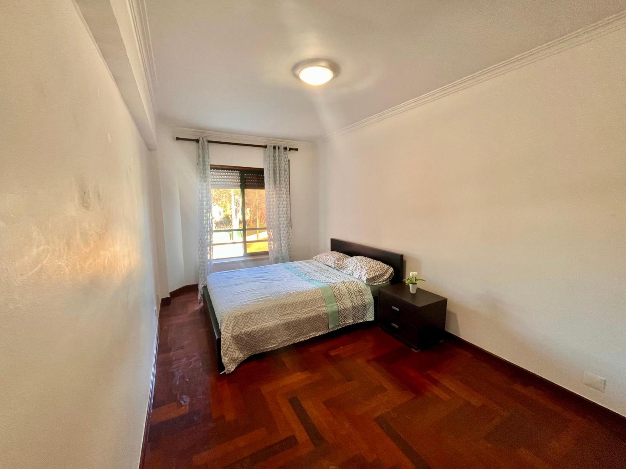 Quarto Boa Localizacao Com Cozinha E Casa De Banho Apartment คาปาริกา ภายนอก รูปภาพ