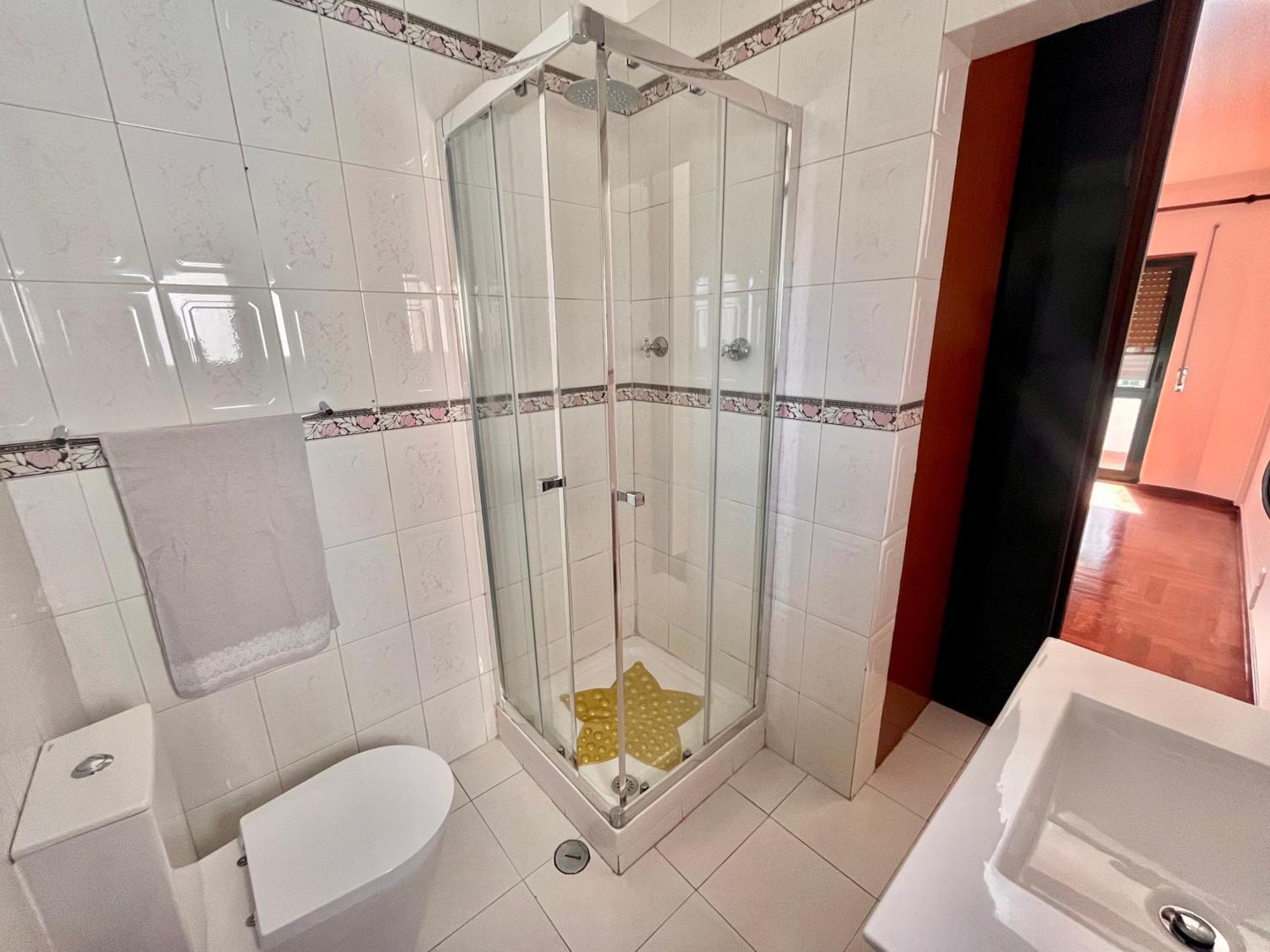 Quarto Boa Localizacao Com Cozinha E Casa De Banho Apartment คาปาริกา ภายนอก รูปภาพ