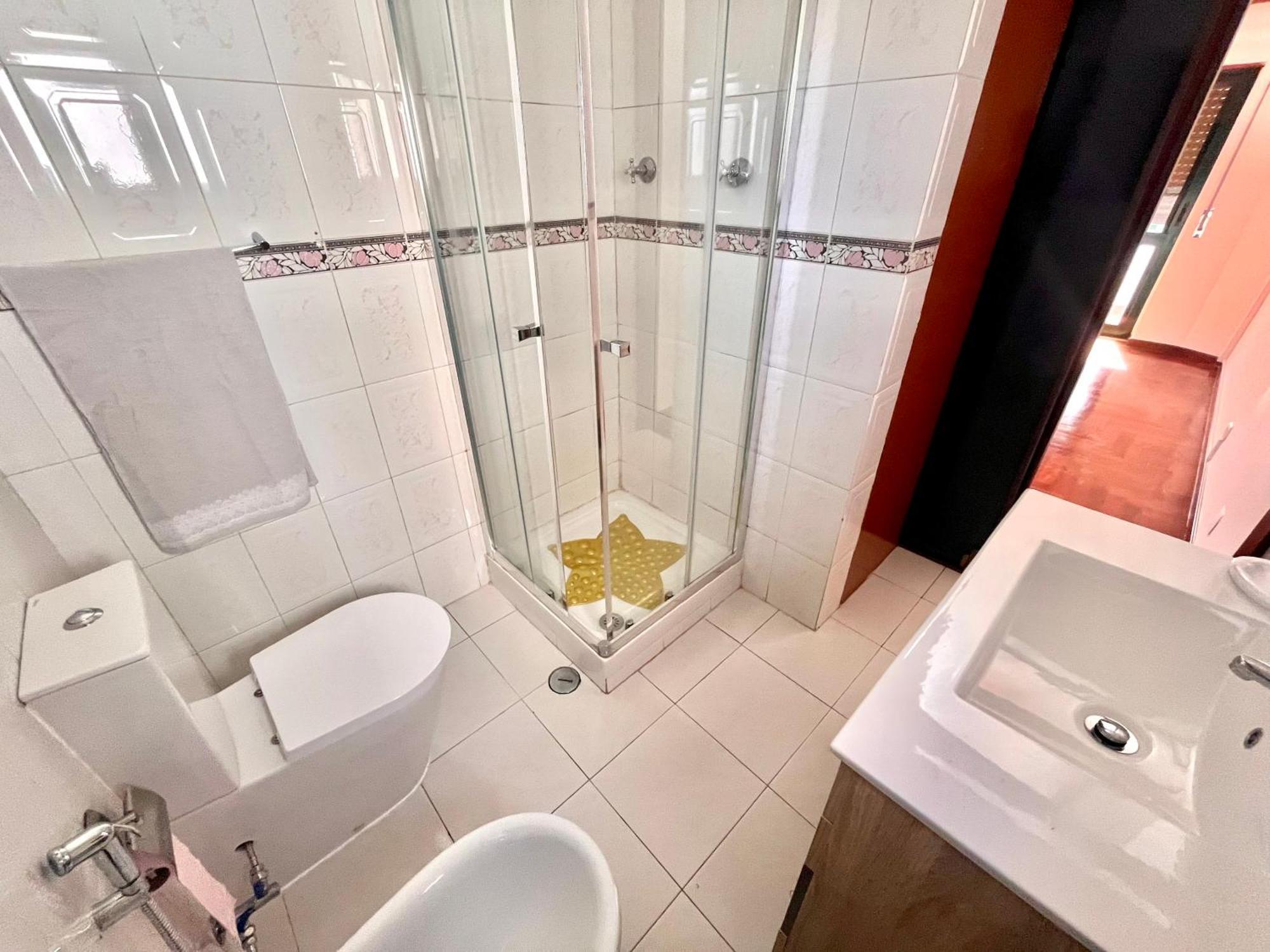 Quarto Boa Localizacao Com Cozinha E Casa De Banho Apartment คาปาริกา ภายนอก รูปภาพ